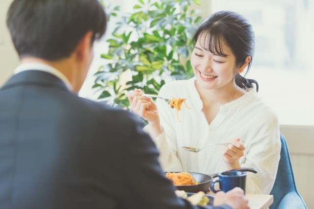 男女の食事デート